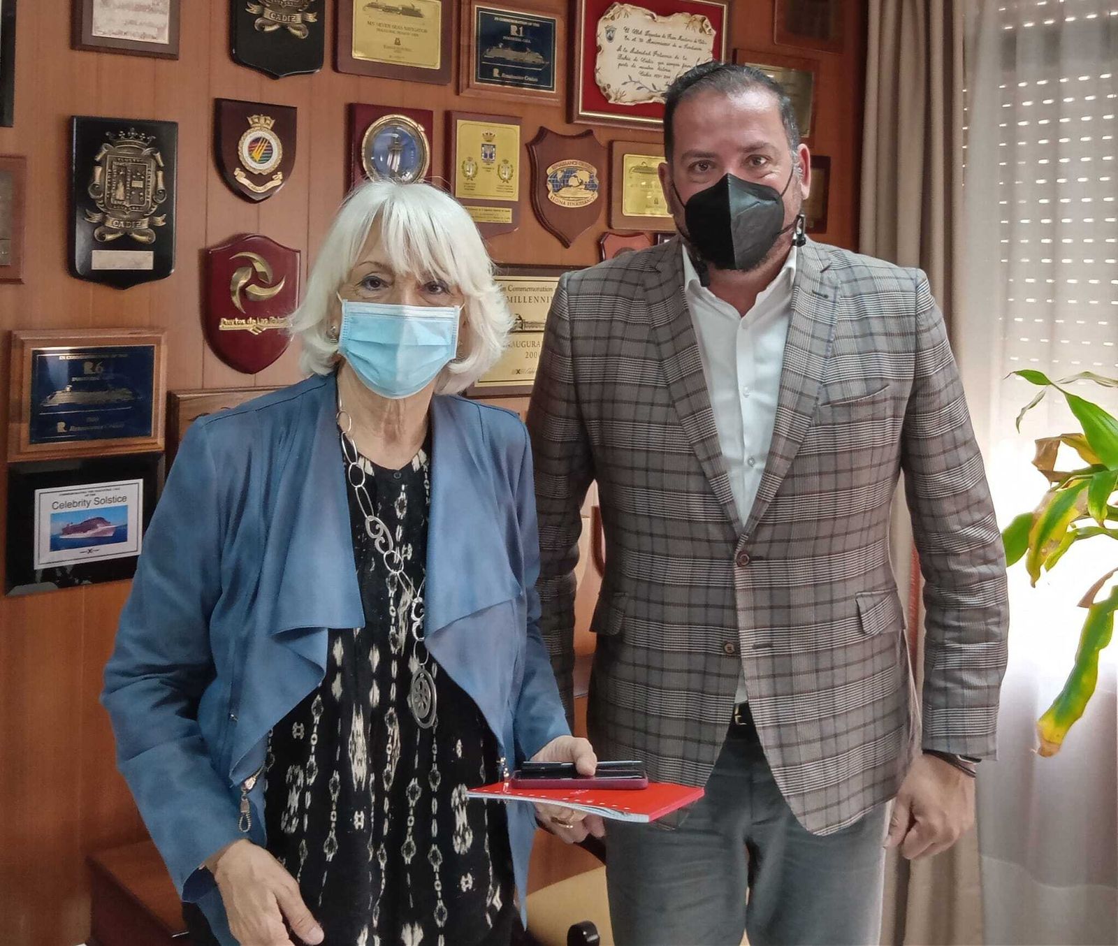 El representante de SyCEnergía junto a Teófila Martínez