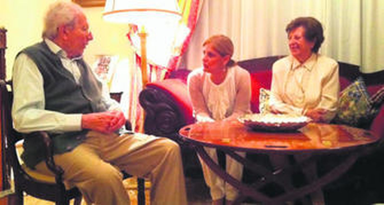 Una azafata del 'Tío Pepe' junto al templete de González Byass en el recinto ferial.