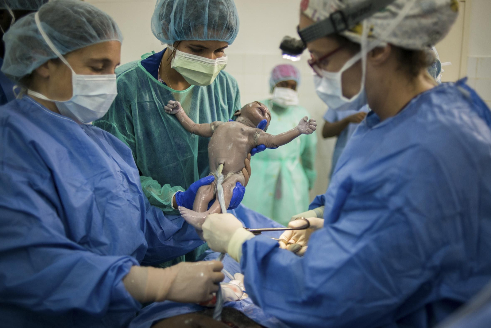 El equipo médico de la asociación trae al mundo a un bebé tras una cesárea de urgencia en el quirófano que montaron. El niño nació en parada cardiorrespiratoria, pero consiguieron reanimarlo.