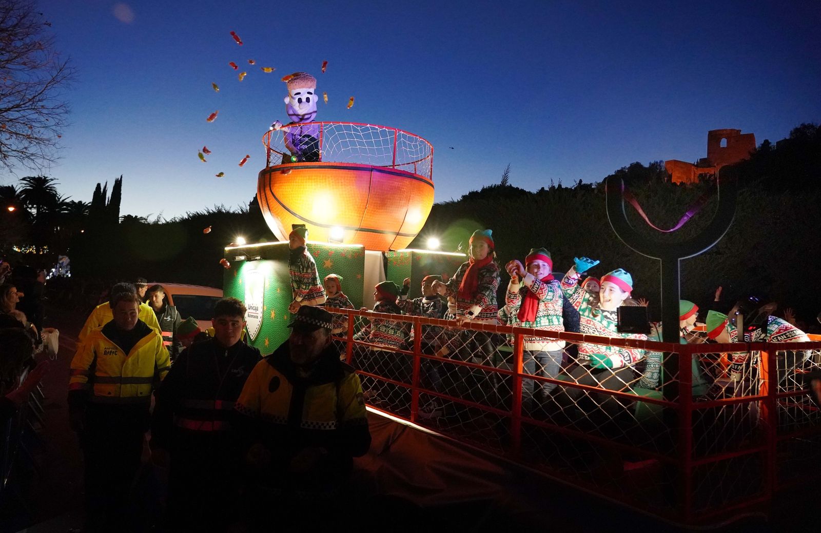 Málaga CF y Unicaja traen ilusión deportiva en la Cabalgata de Reyes