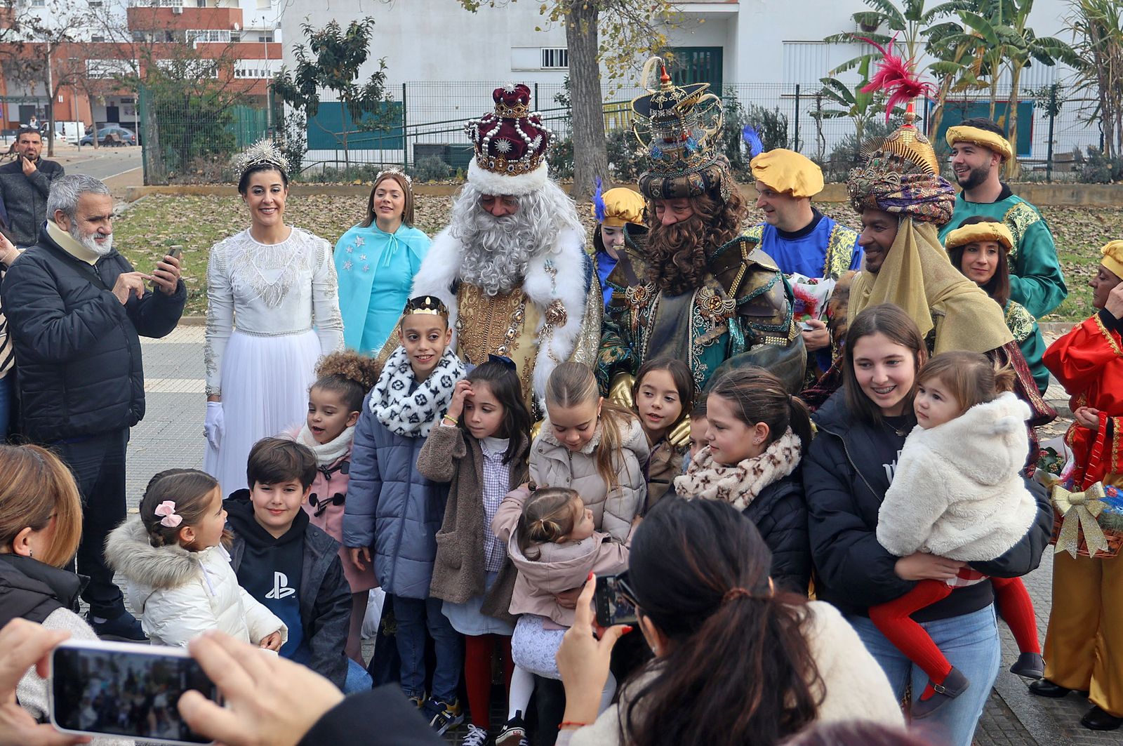 Reyes Magos de Huelva 2025: Imágenes de la visita a la Residencia María Nazaret