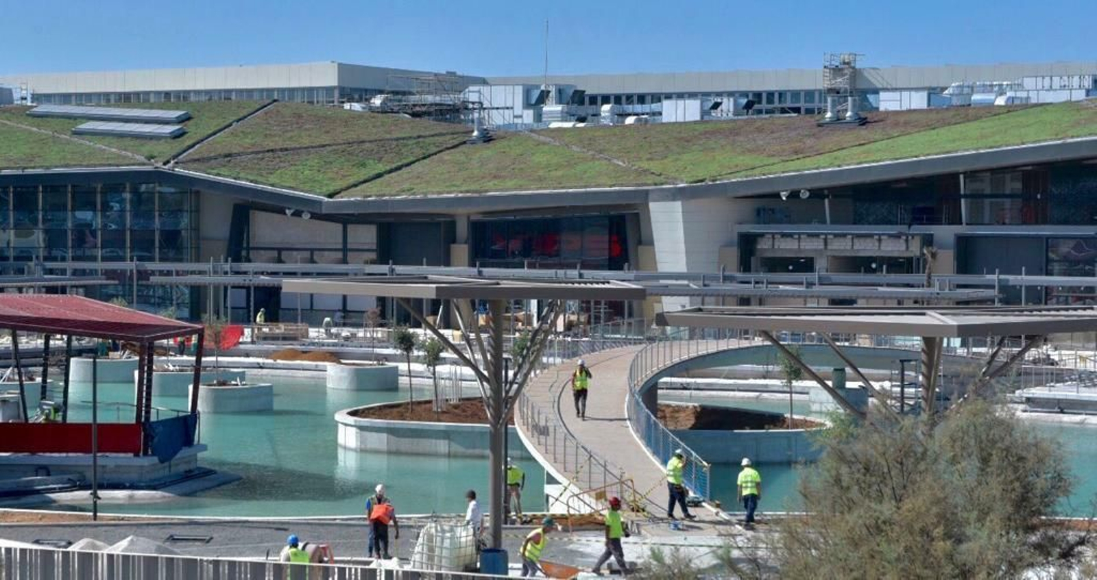 El lago que da nombre al centro comercial lleno de agua y los trabajadores ultiman los remates.
