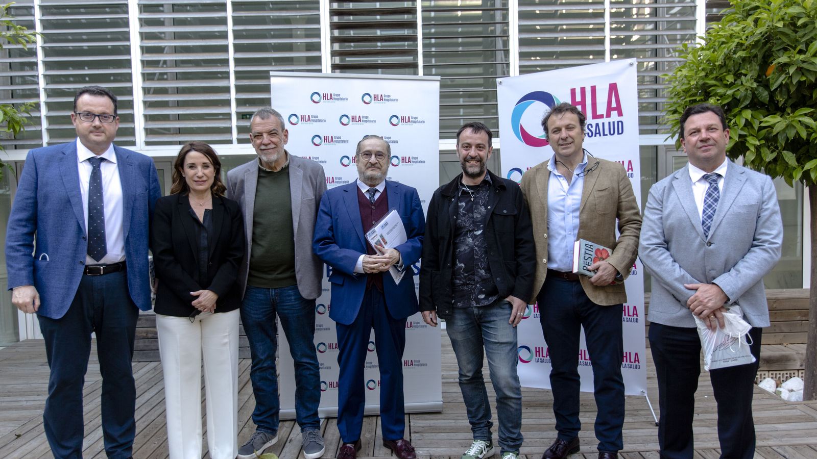 Los doctores Antonio Amaya, Francisco J. Rodríguez Moragues y Fernando Forja y Amelia Aguilar, con los autores, Jorge Díaz y Agustín Martínez.