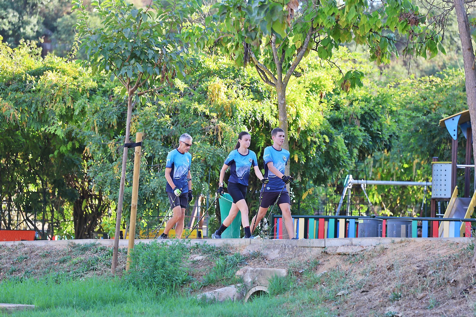 Imágenes de un entrenamiento de marcha nórdica del CD Multideportes