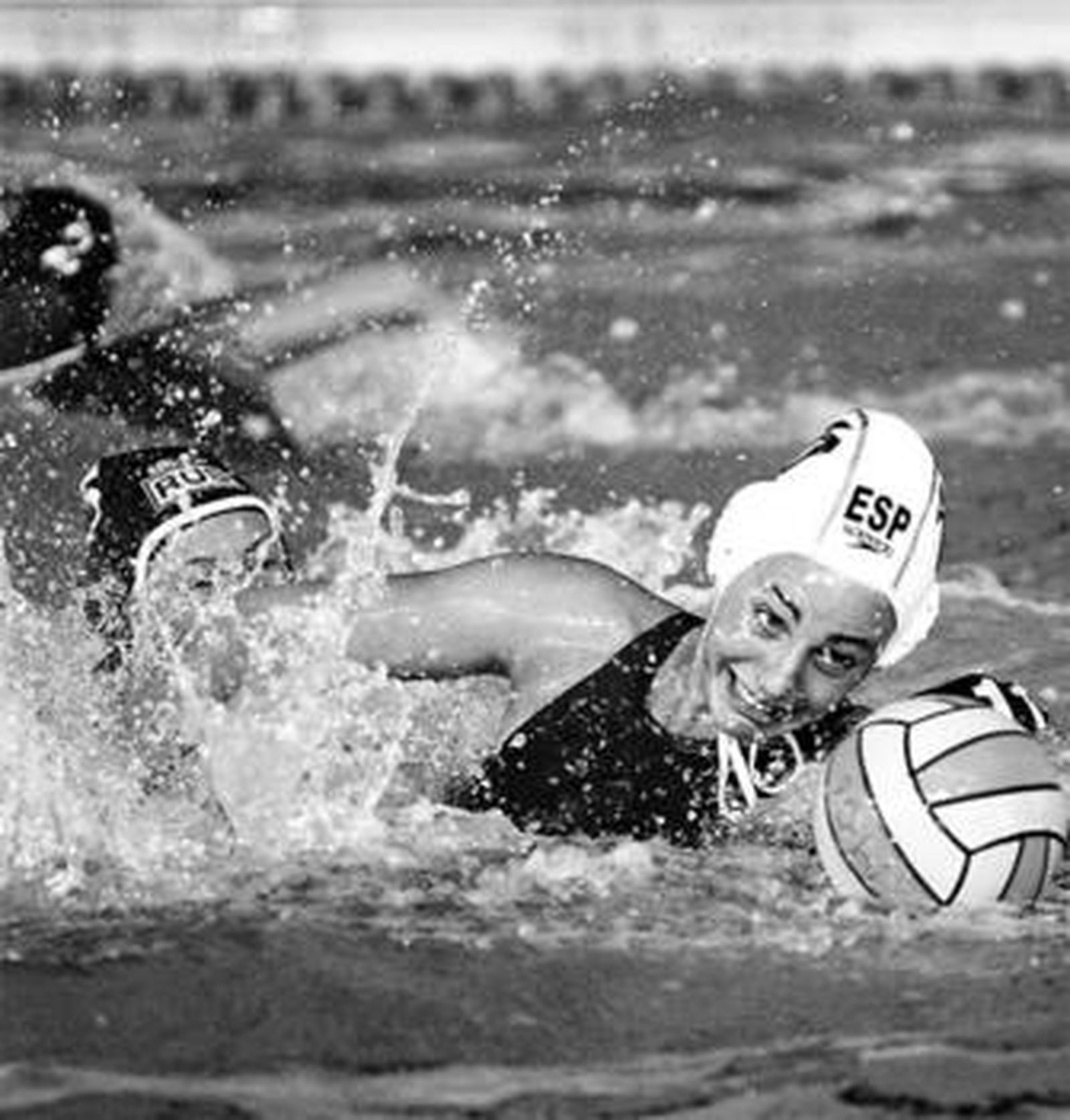 Una de las jugadoras de la selección intenta controlar el balón en el encuentro de ayer ante Rusia.