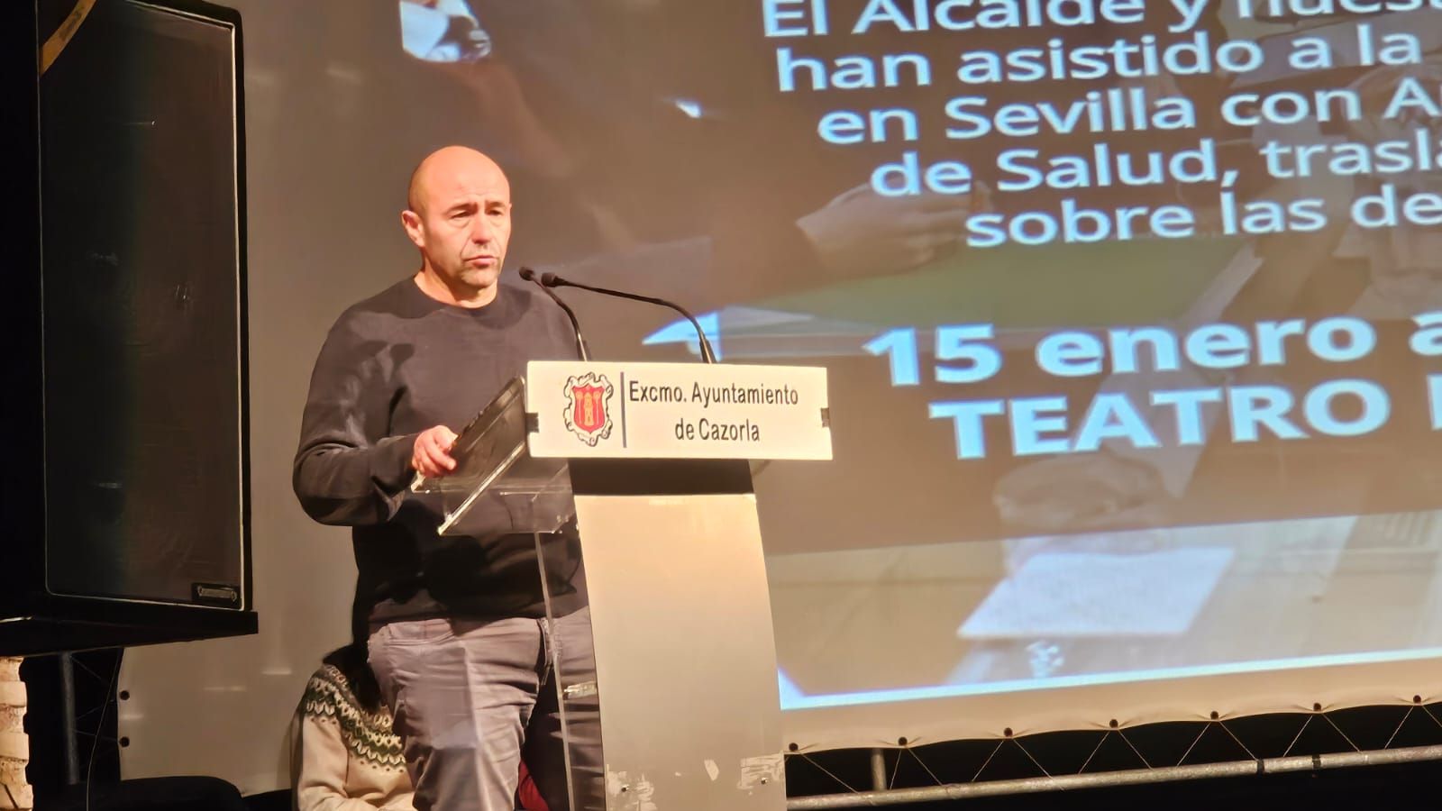 Imagen del alcalde durante la asamblea ciudadana celebrada el 15 de enero.