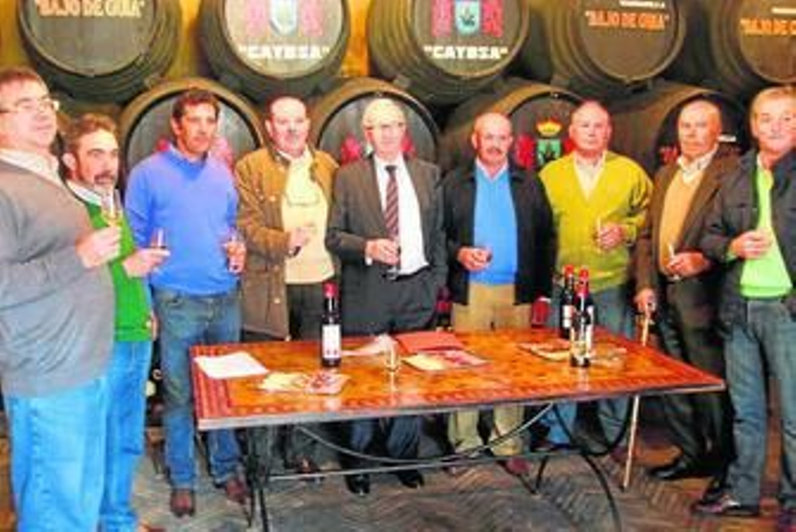 La junta rectora de la cooperativa sanluqueña, ayer en Bodegas Caydsa.