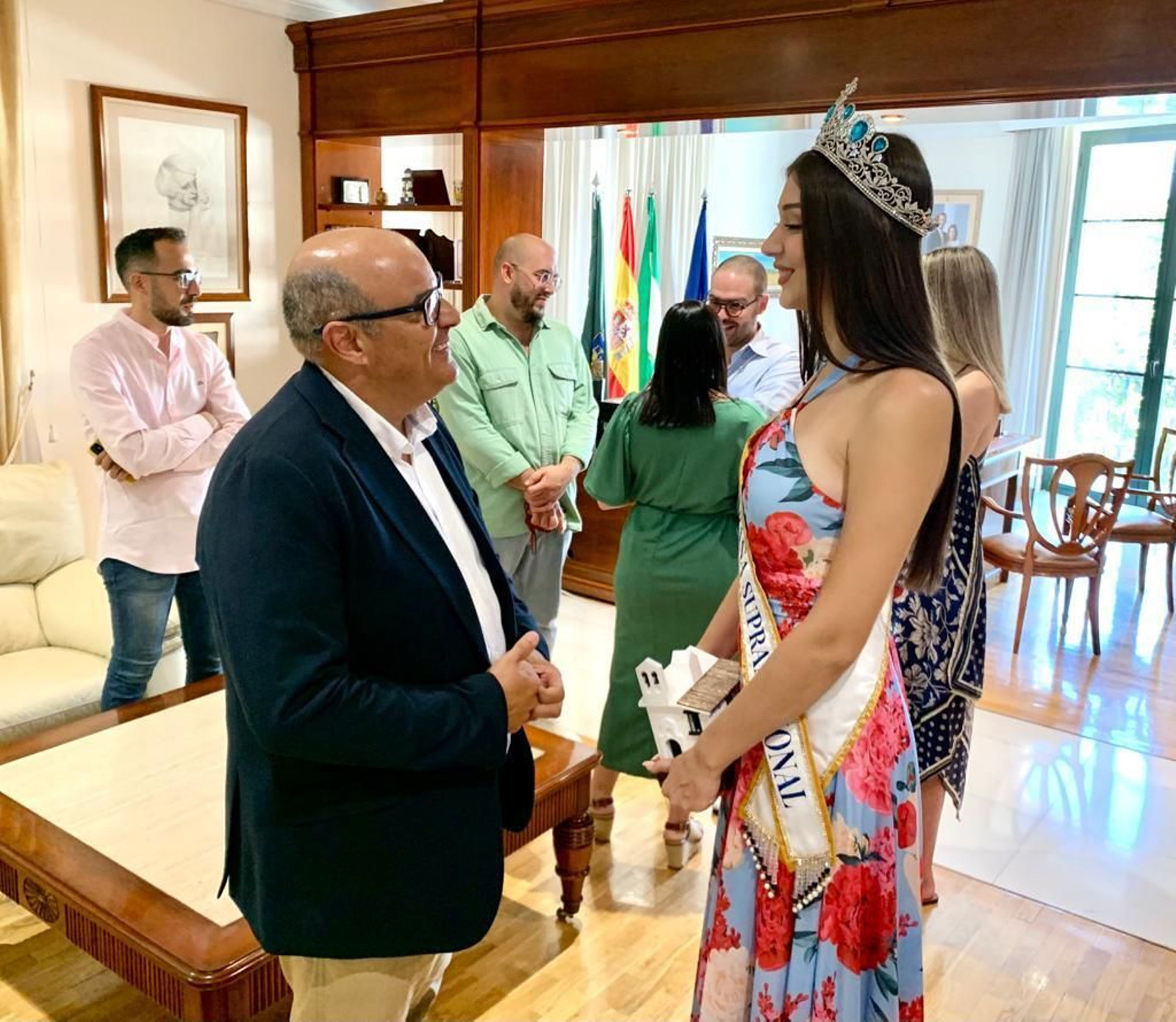 Lola Wilson, representante de España en Miss Supranational junto al alcalde de Vélez-Málaga