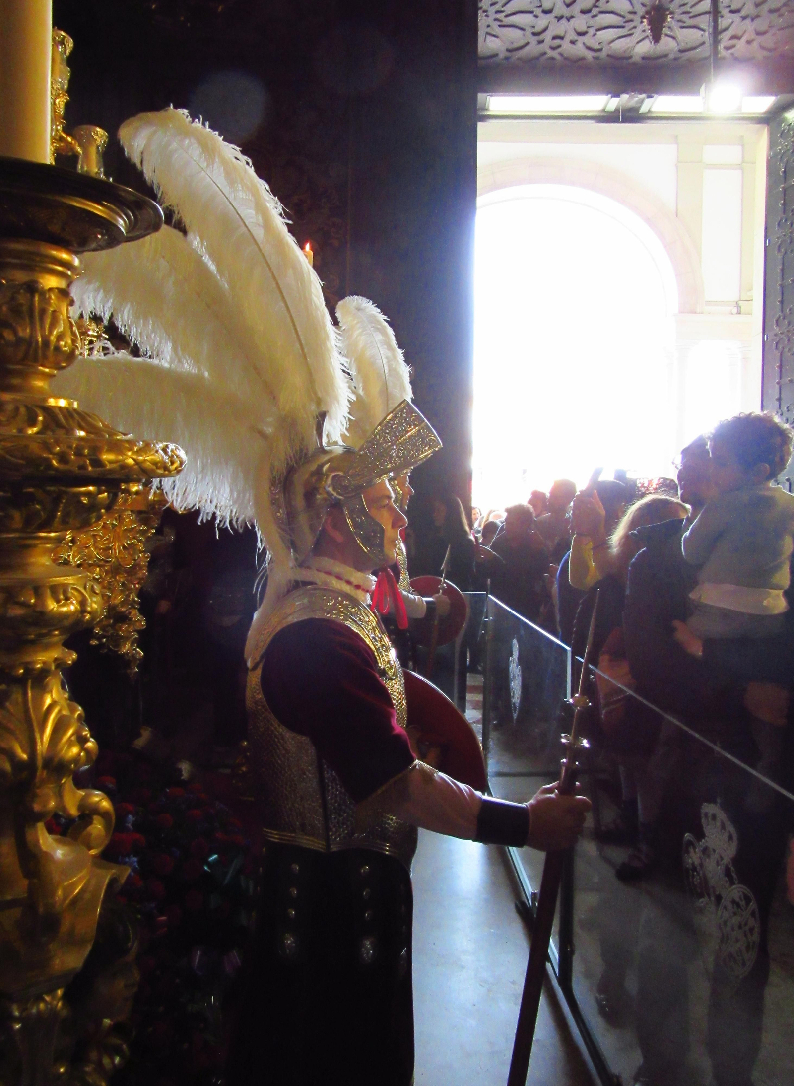 'Armaos' de la Macarena, en su Basílica la mañana del Jueves Santo.