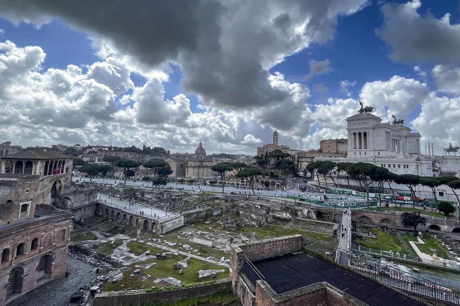 Los Fori Imperiali de Roma, desde el Monte Palatino, donde Alejandro halló la moneda