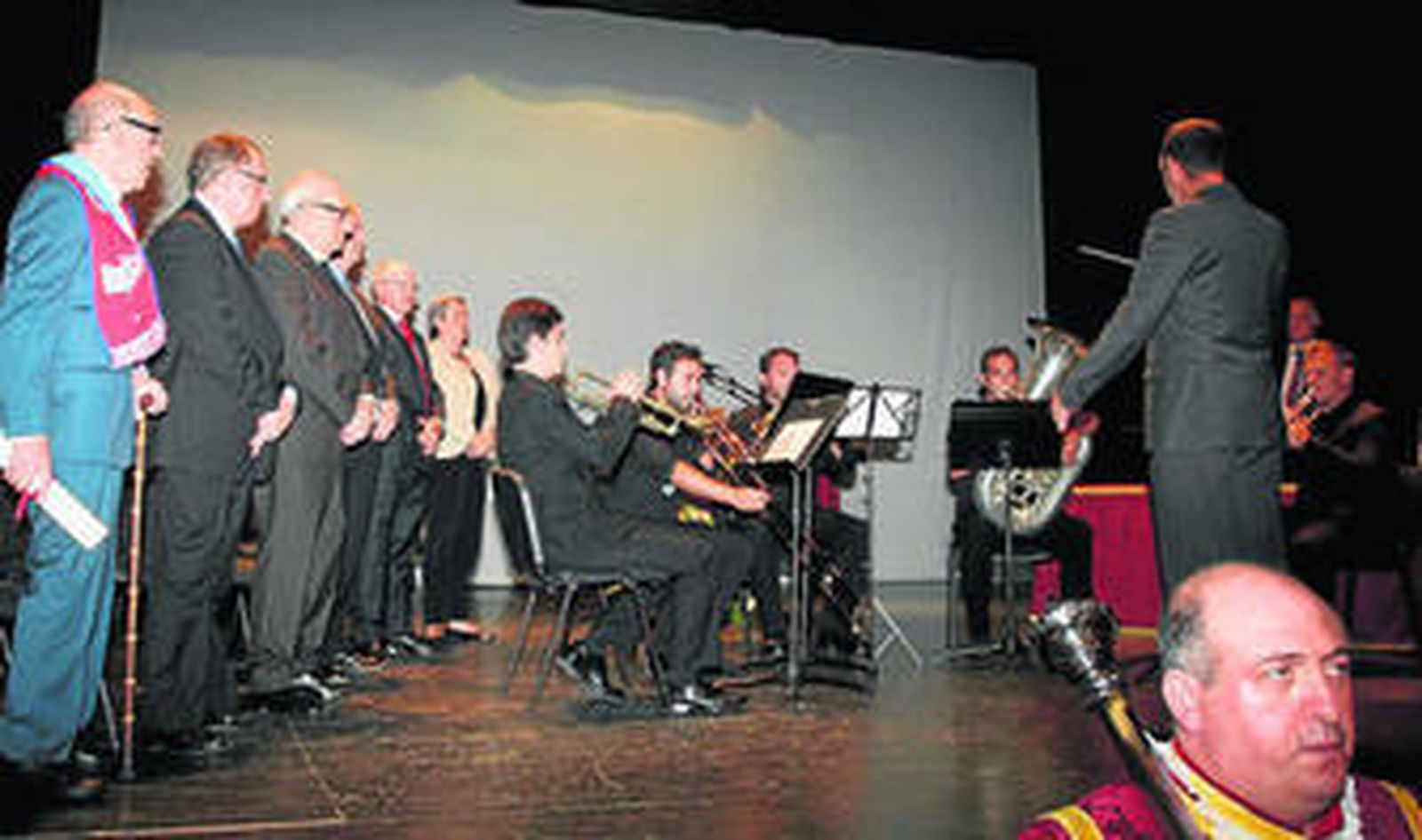 Tarifa tributa homenaje a Cruz Roja, Pérez Castro y Van Looy