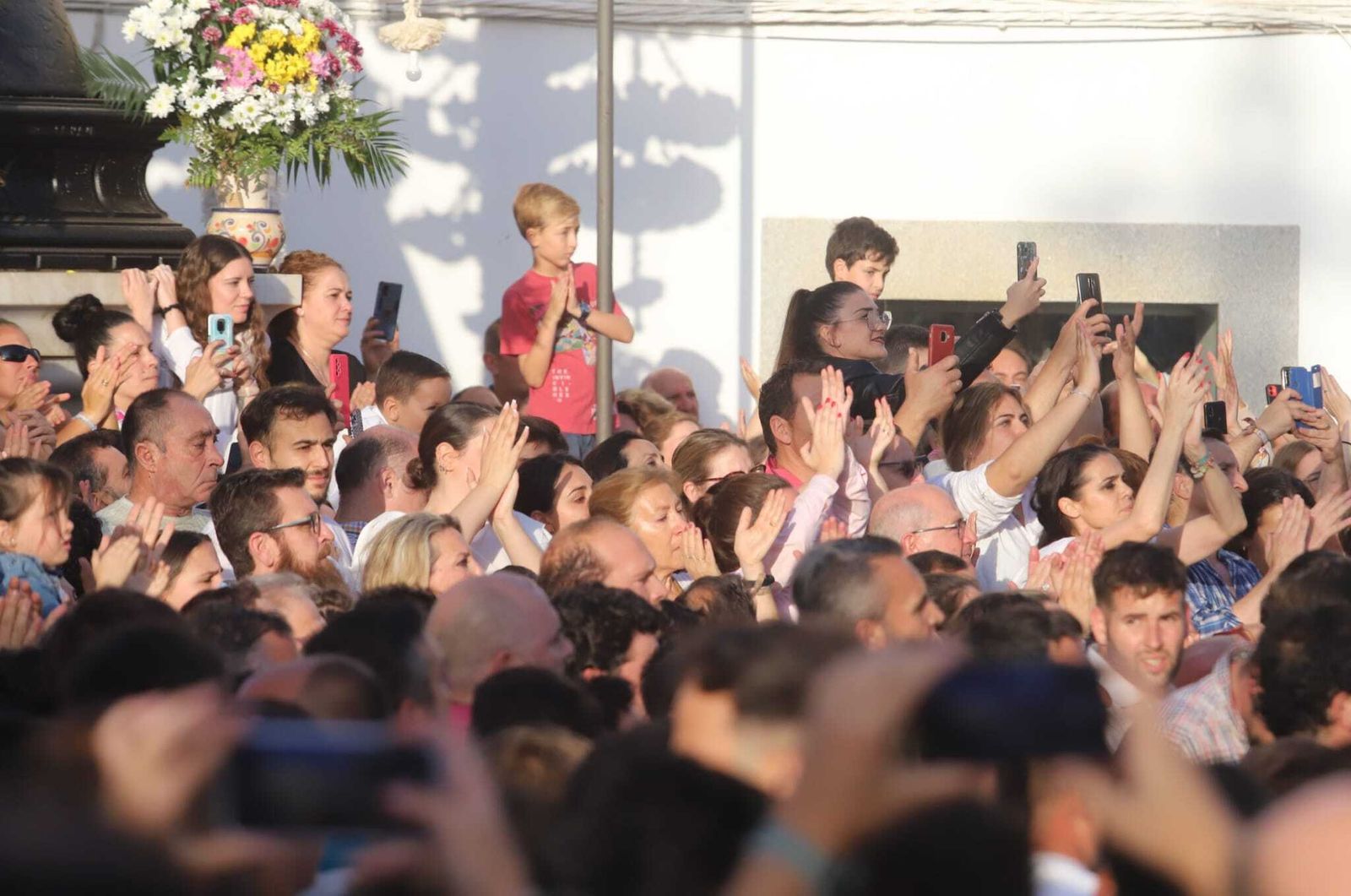 La Virgen del Rocío avanza por las calles de Almonte, en imágenes