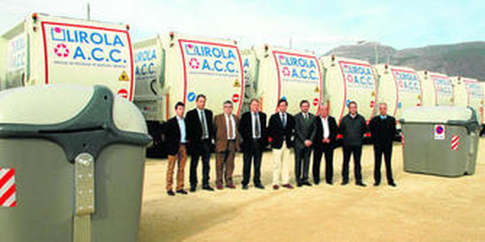 Presentación en la mañana de ayer de los nuevos camiones y contenedores que empezarán a formar parte del equipamiento de limpieza municipal.