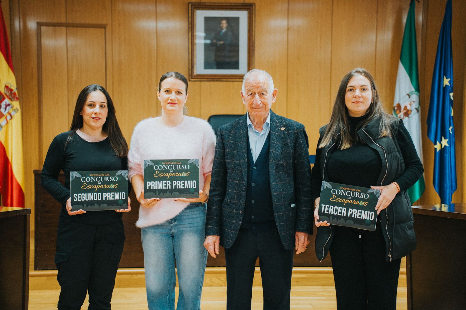 Gabriel Amat entrega los premios a los galardonados en el concurso de escaparates de Navidad.