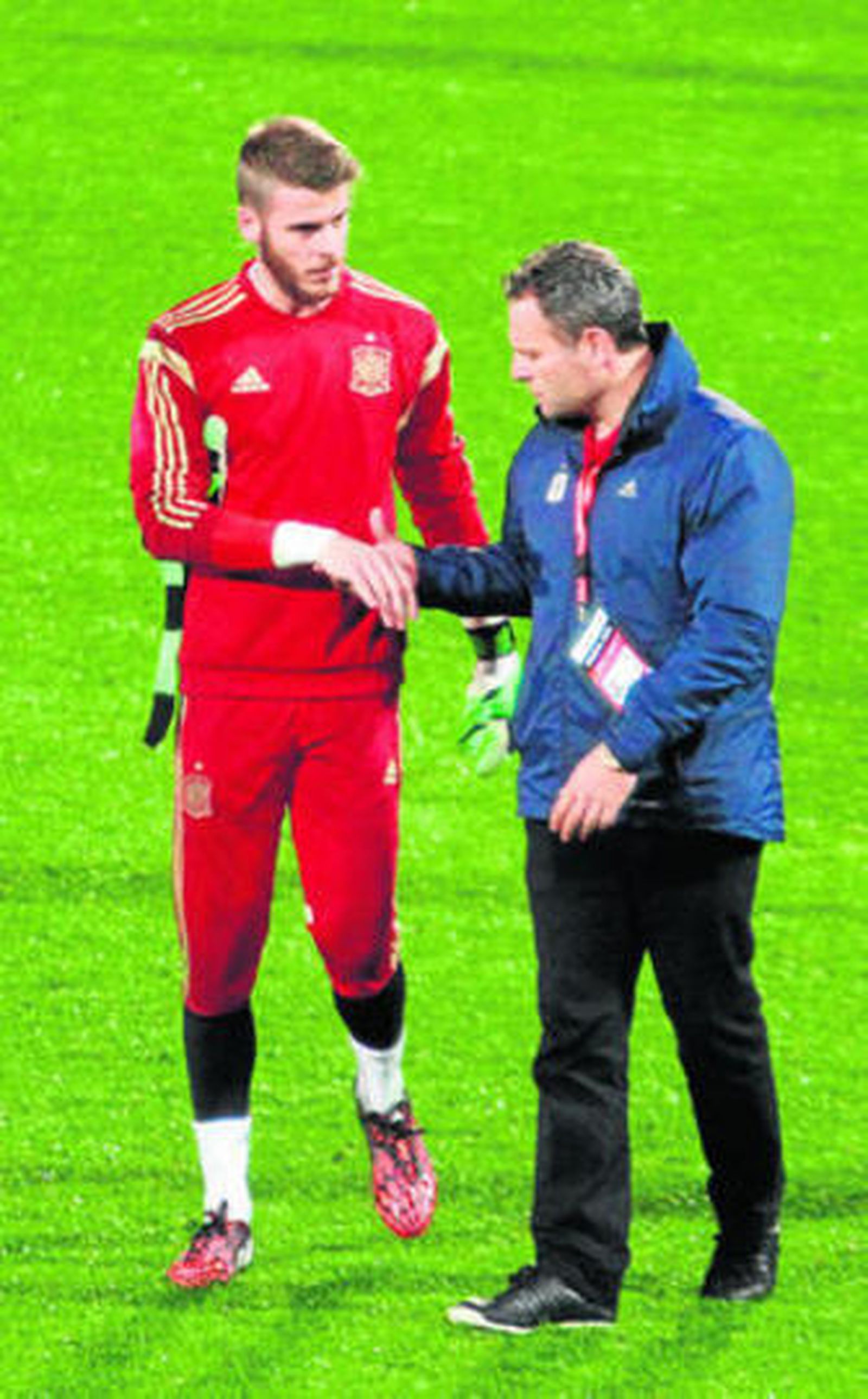 De Gea le muestra su mano derecha al doctor Celada tras sufrir la luxación de un dedo en un golpe de Alcácer.