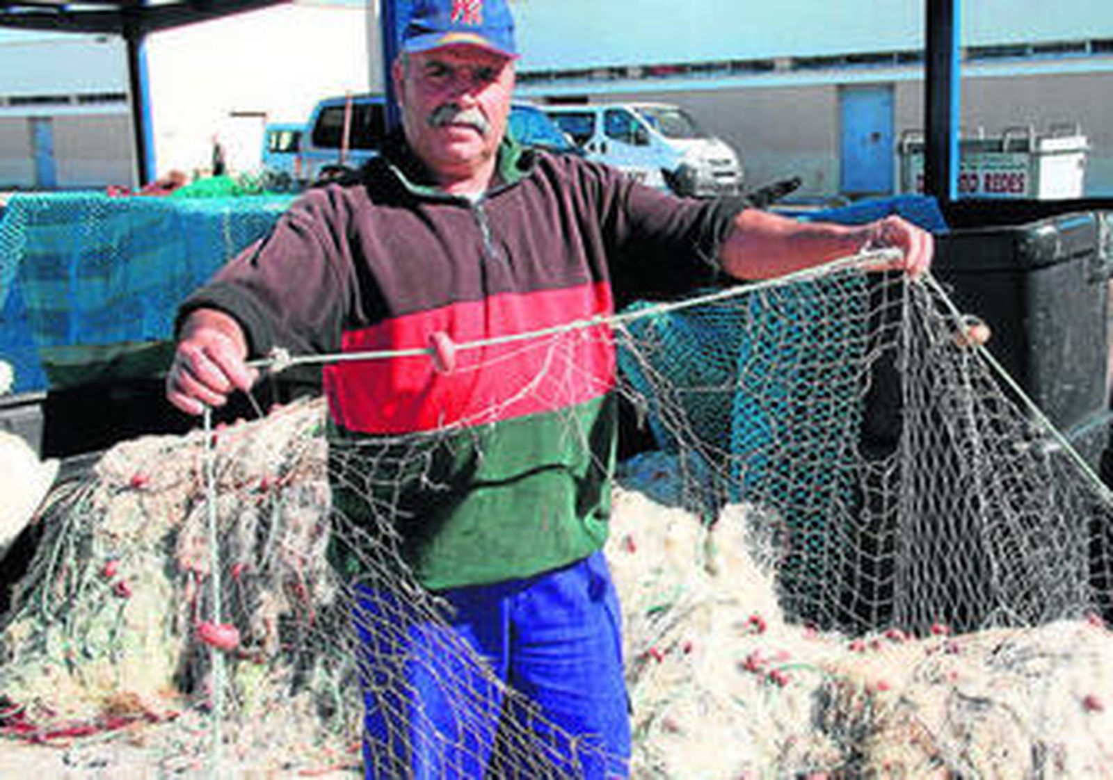 Sebastián muestra la línea de red afectada por los ataques.