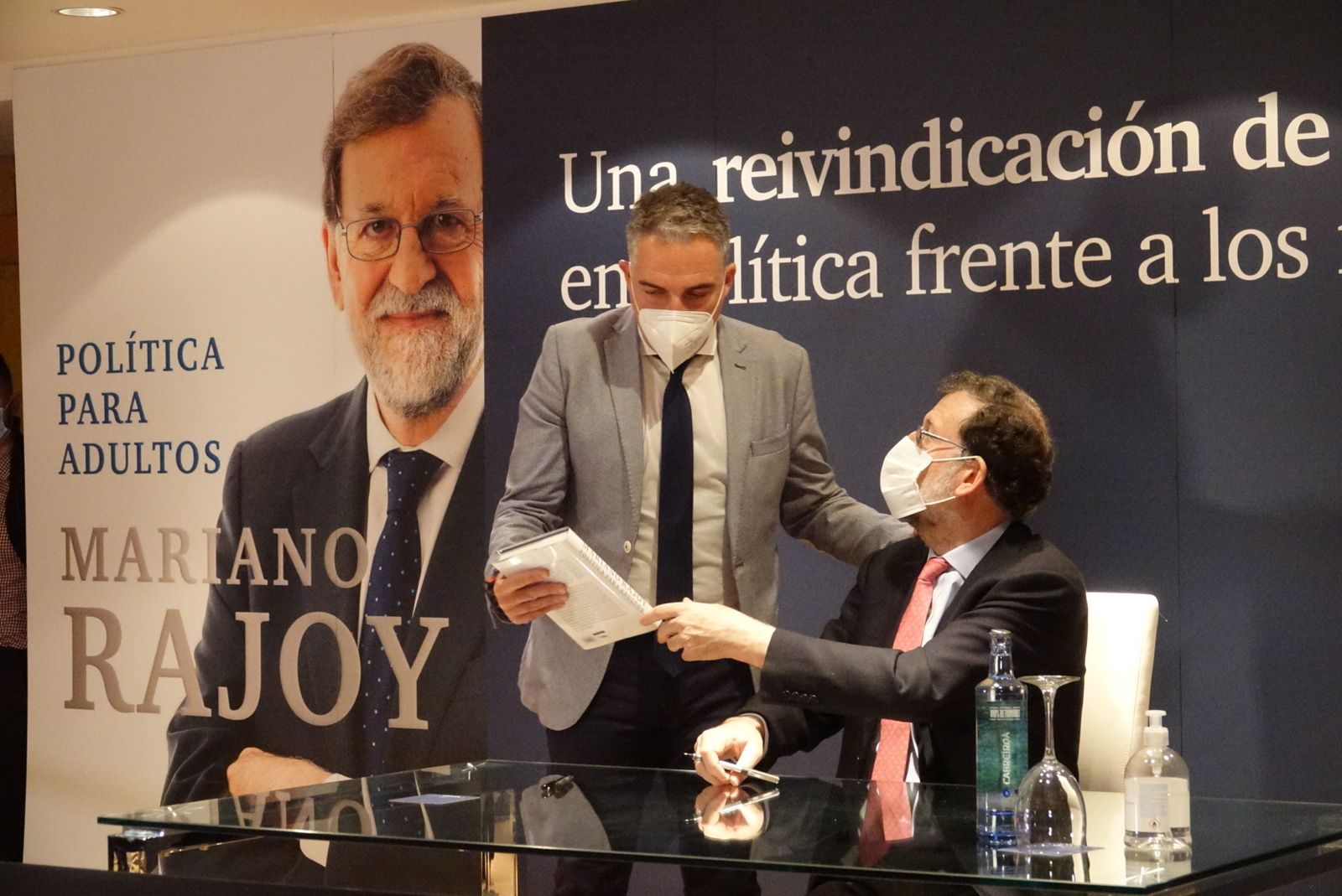 Mariano Rajoy acompañado por Elías Bendod en la presentación de su libro.
