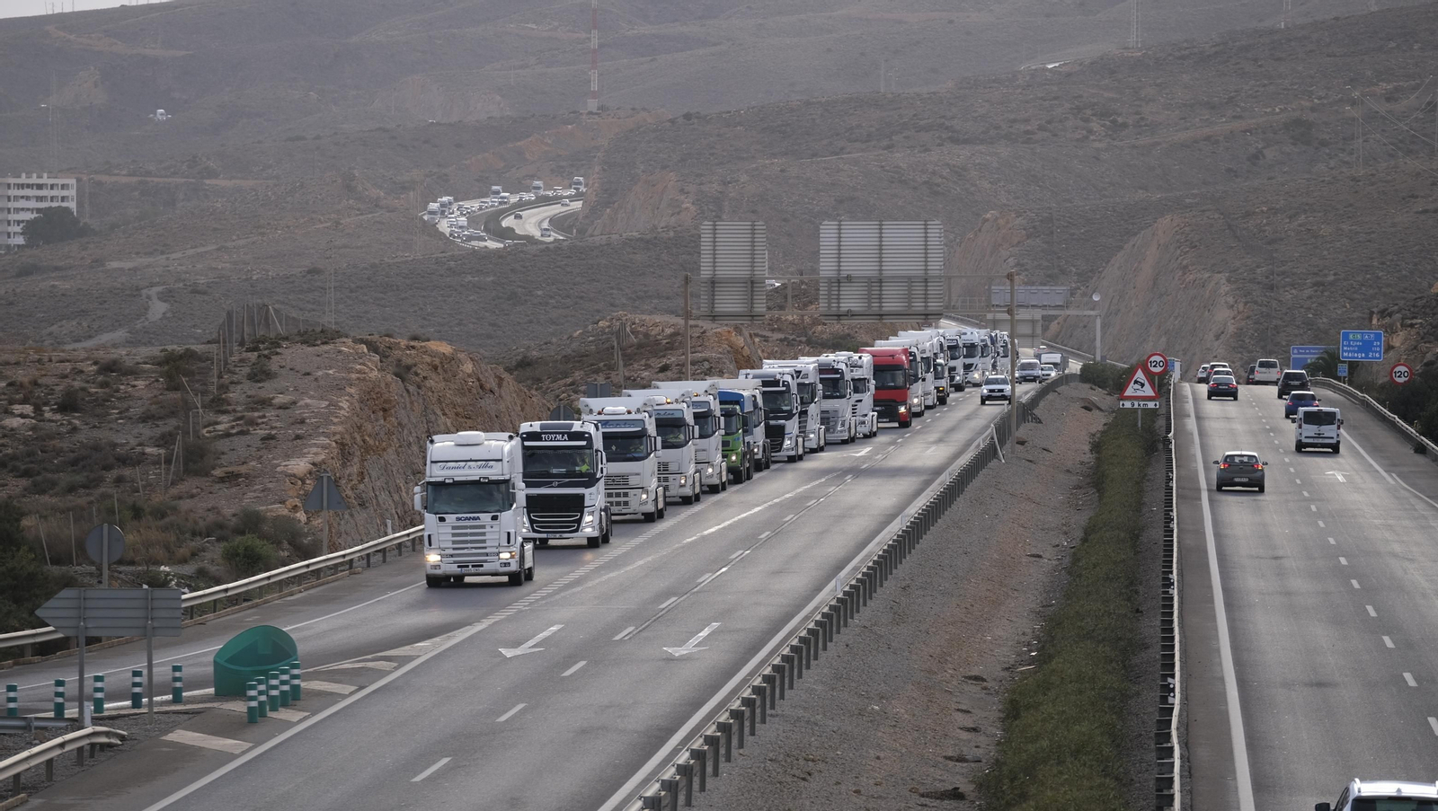 Fotogalería de la protesta de los camioneros de Almería