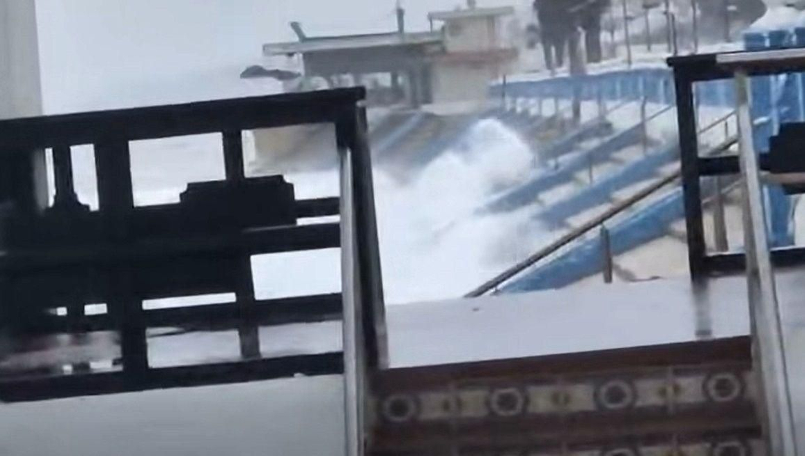 Oleaje en el paseo marítimo de Matalacañas este miércoles.