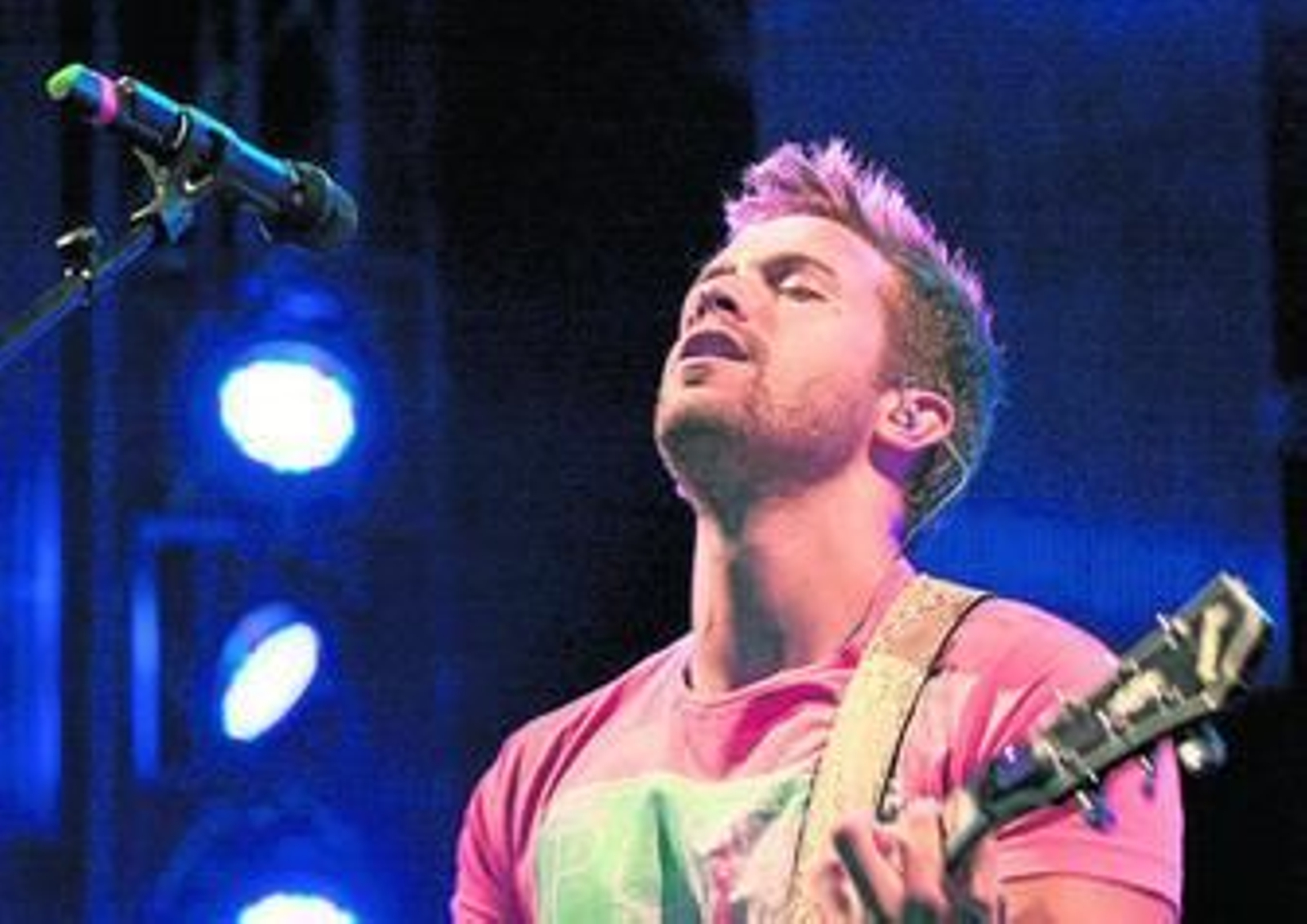 Actuación de Pablo Alborán y público esperando antes del concierto.