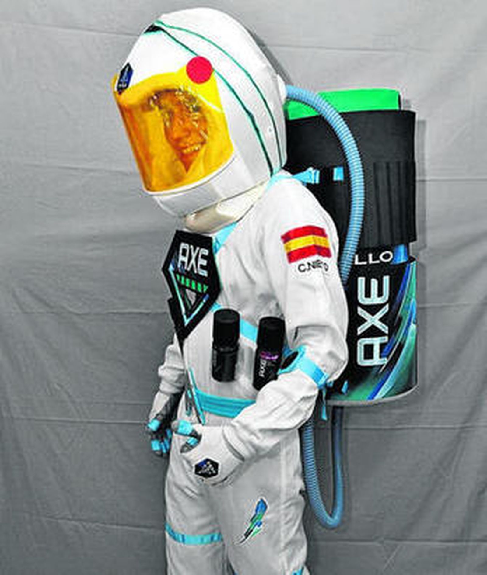 Cristóbal Nieto, ya ataviado con su traje de astronauta.