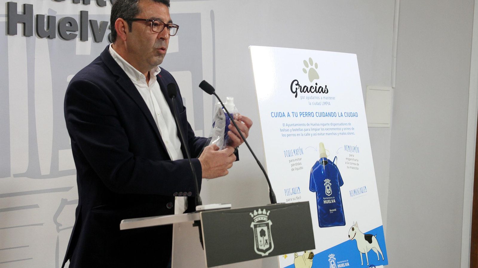 Luis Albillo muestra uno de los kit