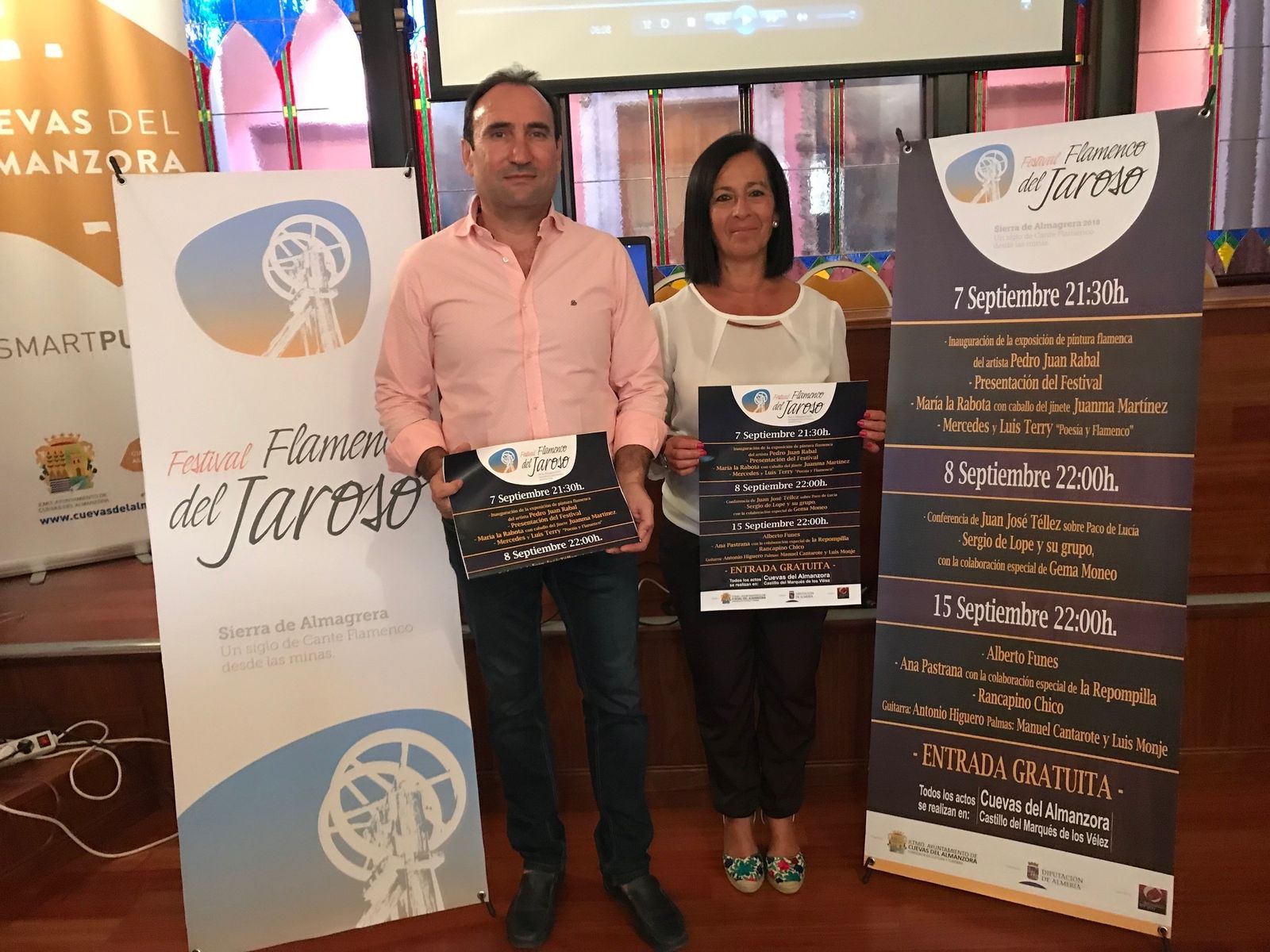 Indalecio Modesto y Ana María Castro presentando el Festival.