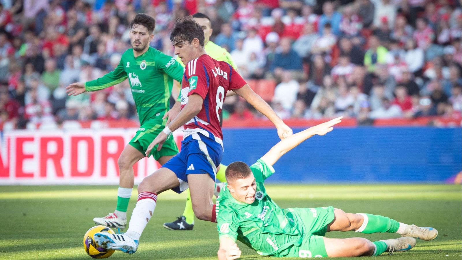 Gonzalo Villar deja atrás a dos racinguistas en el partido de la primera vuelta