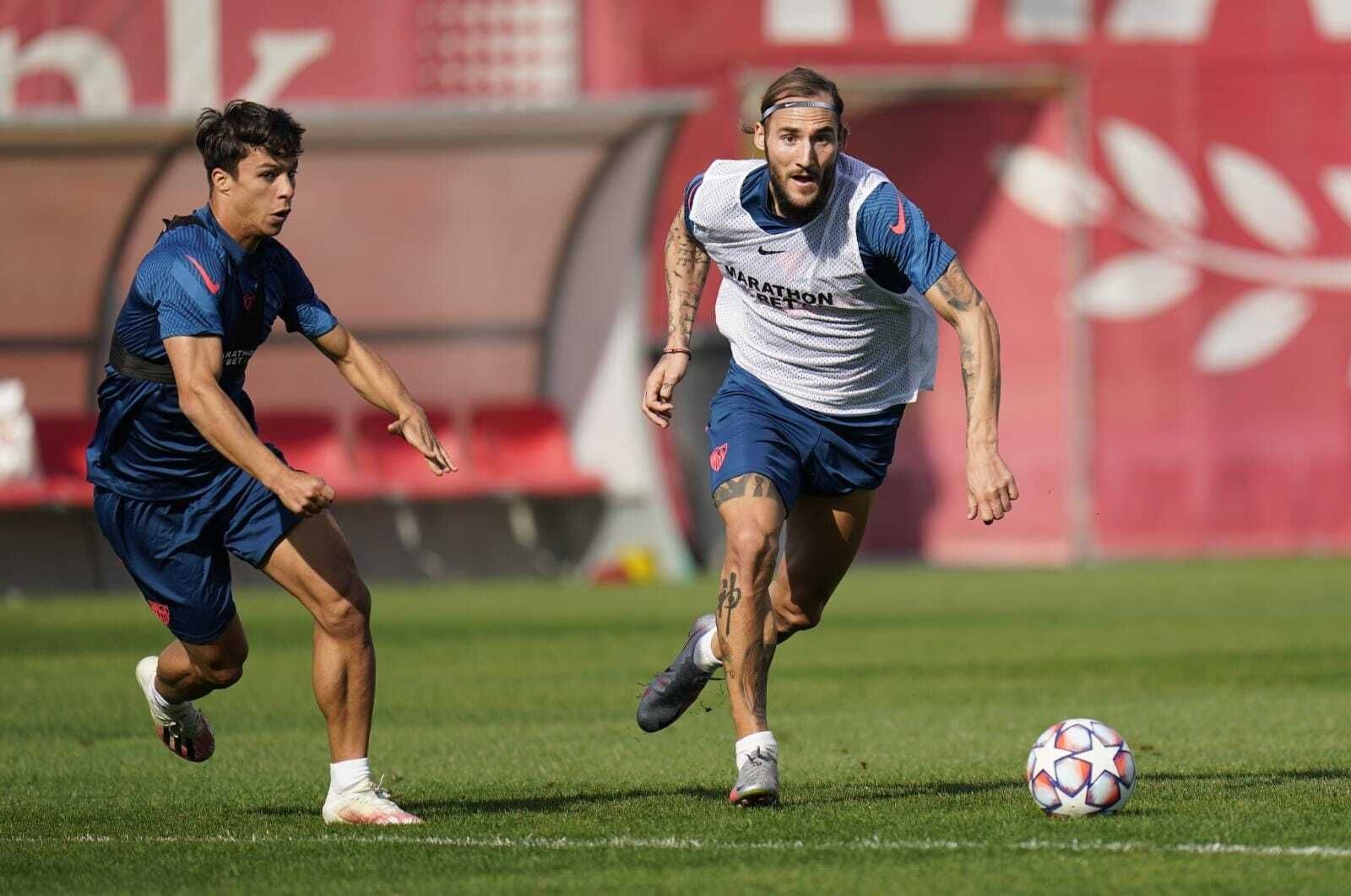 Óliver Torres y Gudelj, en disputa, con el balón de la Champions.