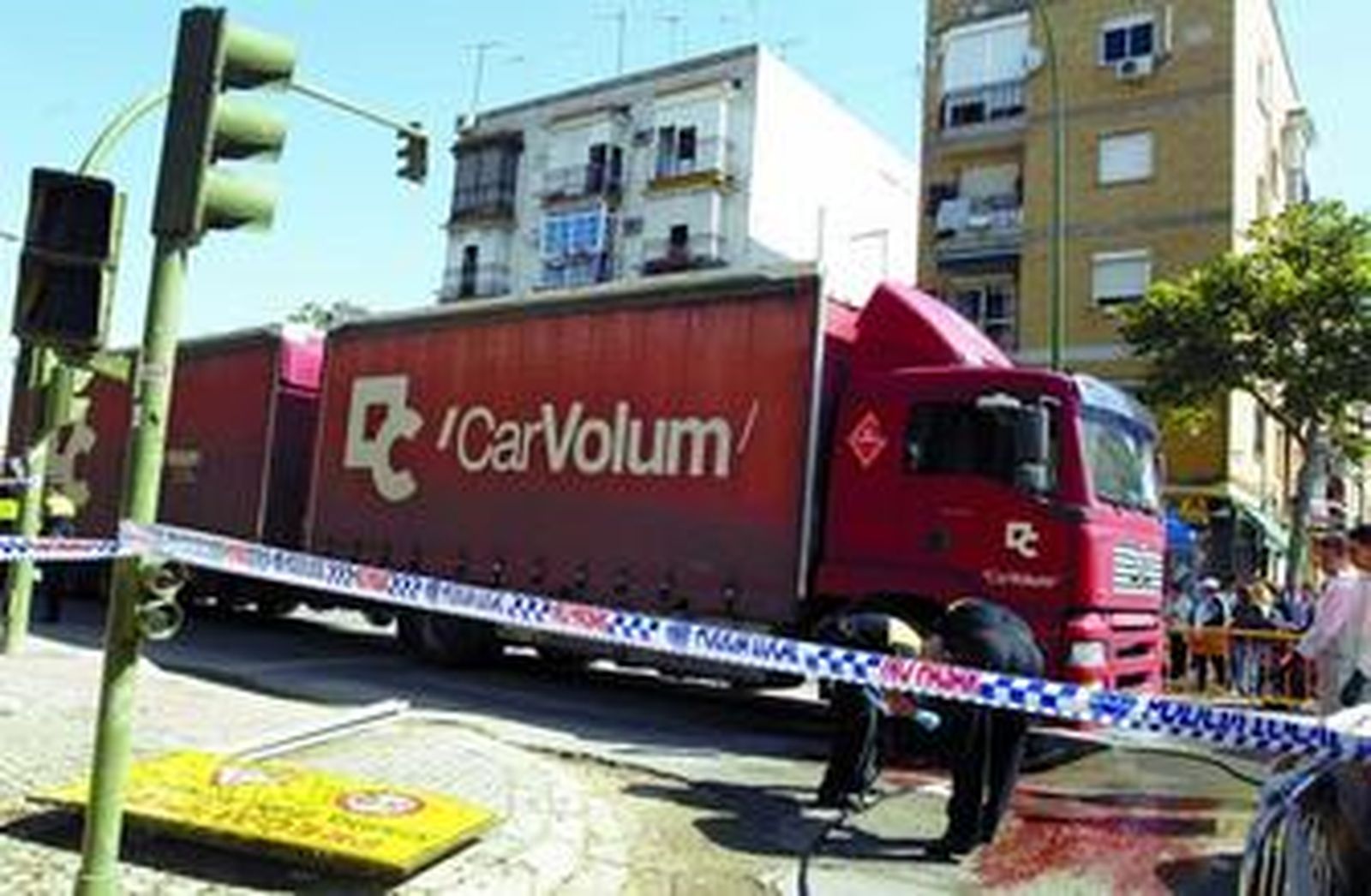 Dos policías examinan el lugar en el que fue atropellada Consuelo González, en el que se observa el semáforo apagado.