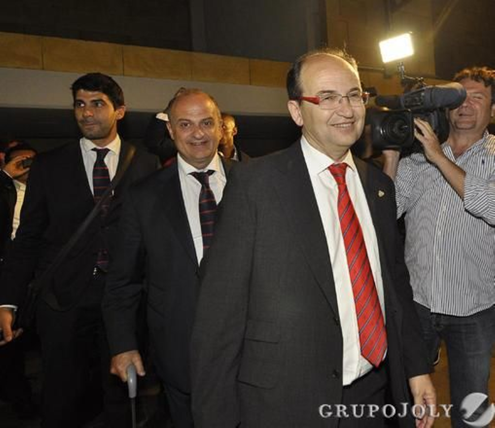 El Sevilla llega al aeropuerto arropados por cientos de aficionados.

Foto: Manuel Gomez