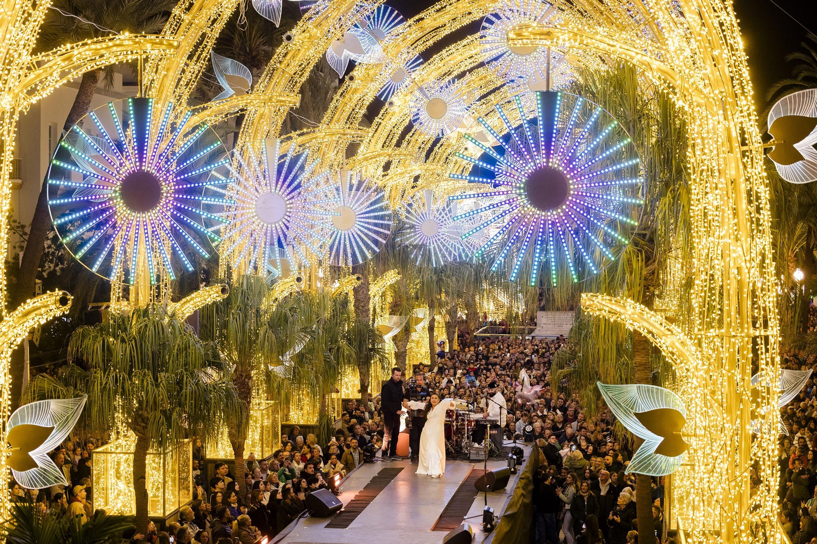 Las imágenes del encendido del alumbrado especial de la Navidad 2025 en Cádiz