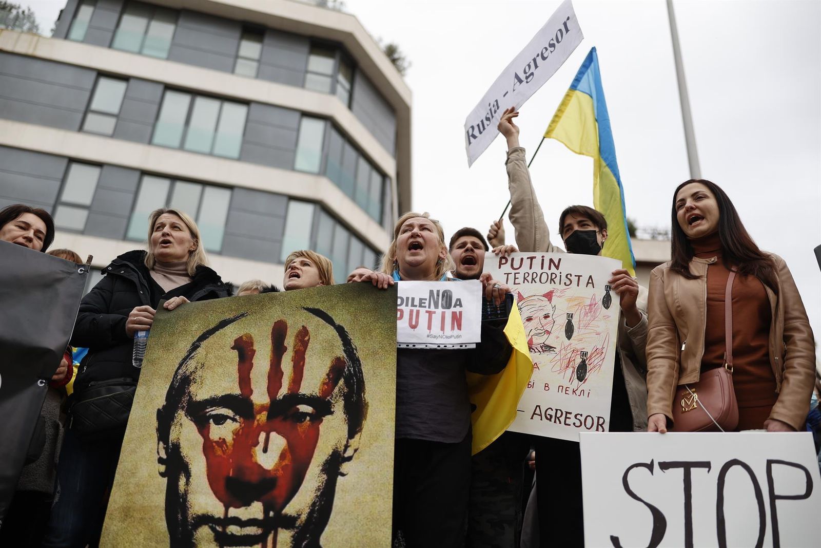 Personas frentes la embajada rusa en Madrid protestando
