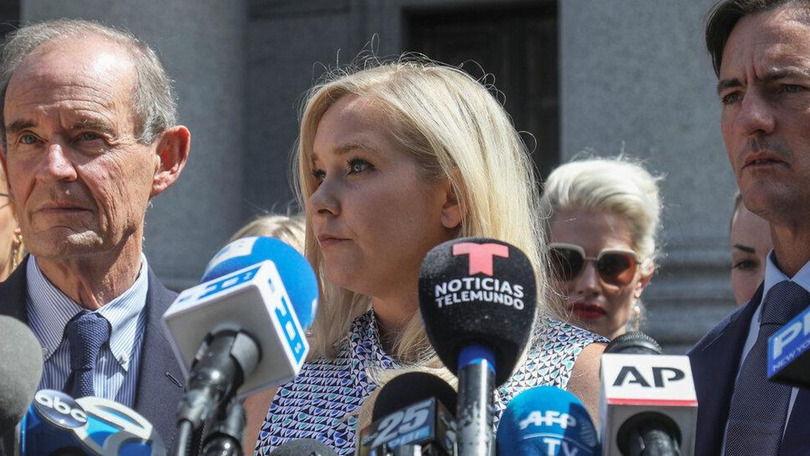 Virginia Giuffre habla con los medios en la puerta de los juzgados, hace unos meses.