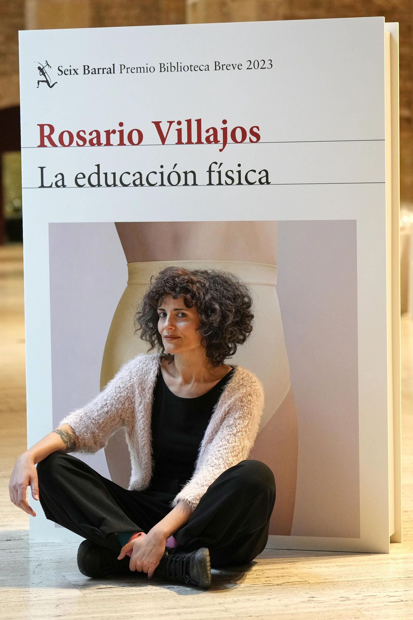 Rosario Villajos, ante un cartel con la portada de su libro.