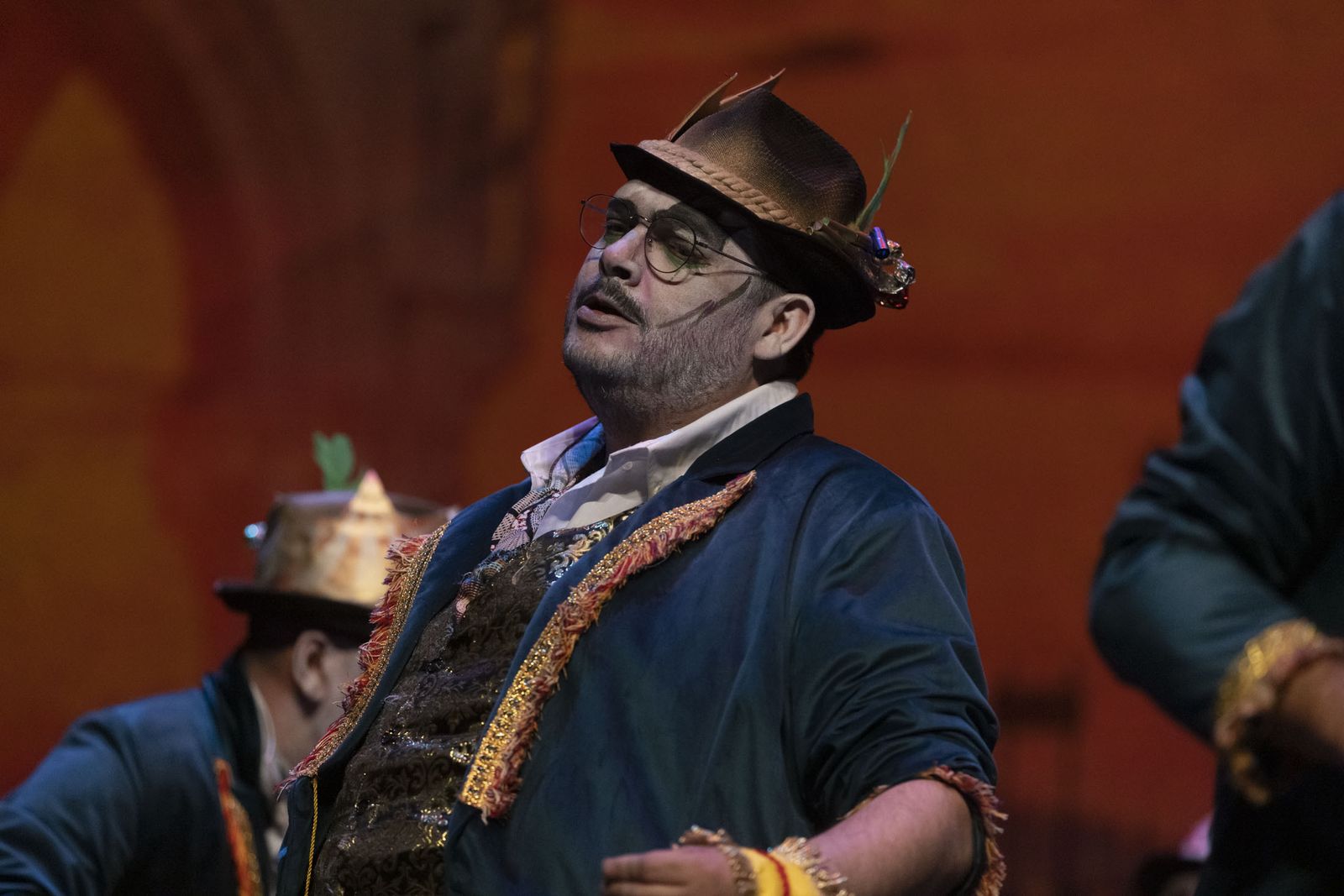 Imágenes de la actuación de la comparsa de ‘El teatro’ Dos Hermanas en el Carnaval Colombino