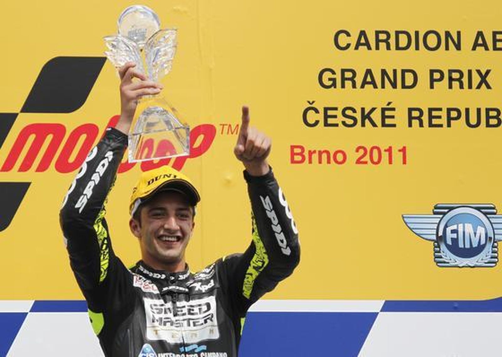 Iannone se cuela por delante de Marc Márquez y Bradl en Moto2. / Reuters