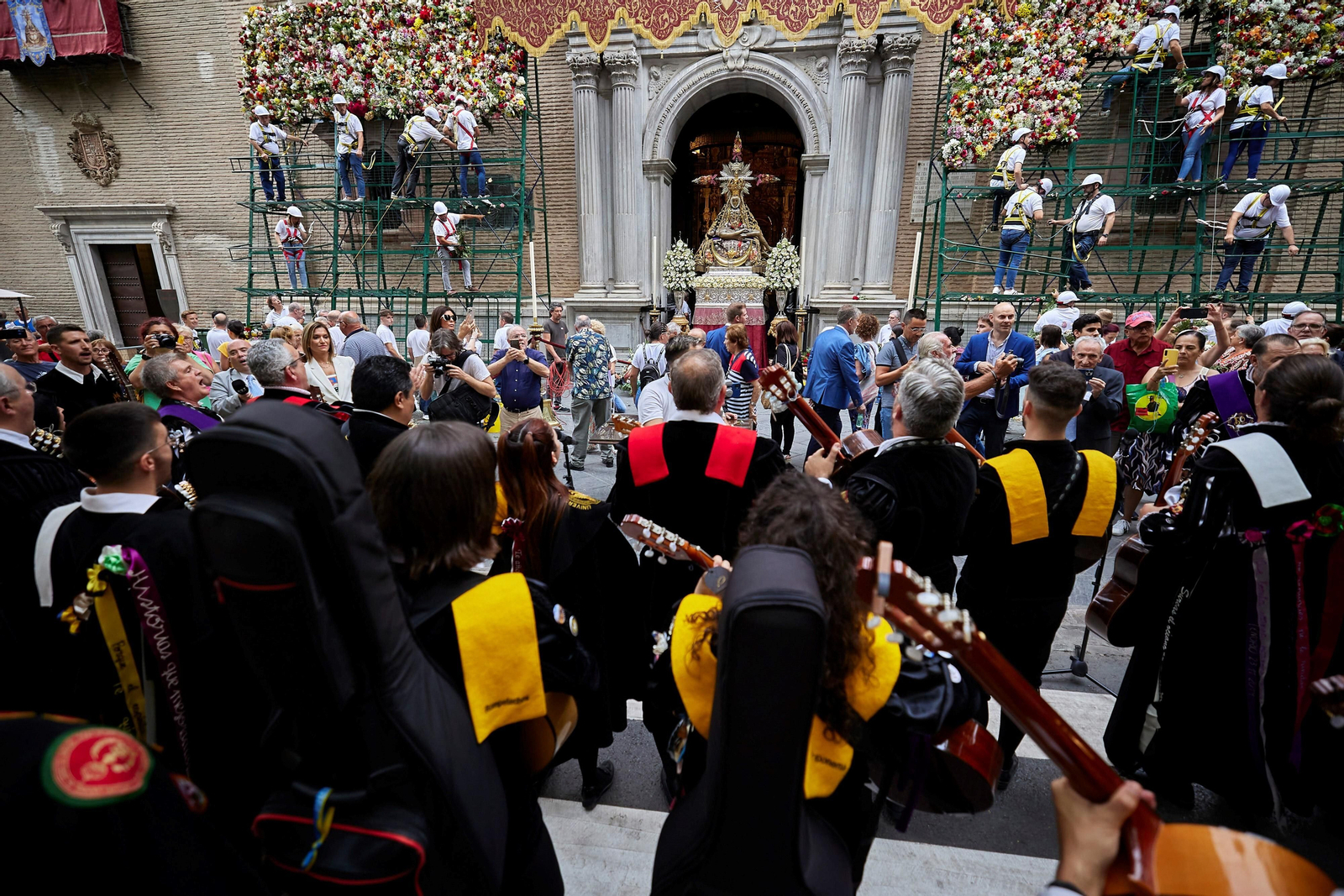 Granada se vuelca con la ofrenda floral en la Basílica de la Virgen de las Angustias