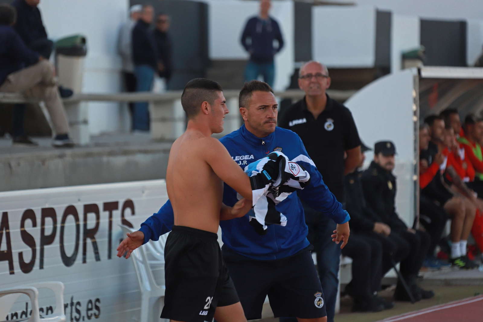 Jordi Roger anima a Mai antes de que éste salte al campo en el Balona-Recreativo de Granada