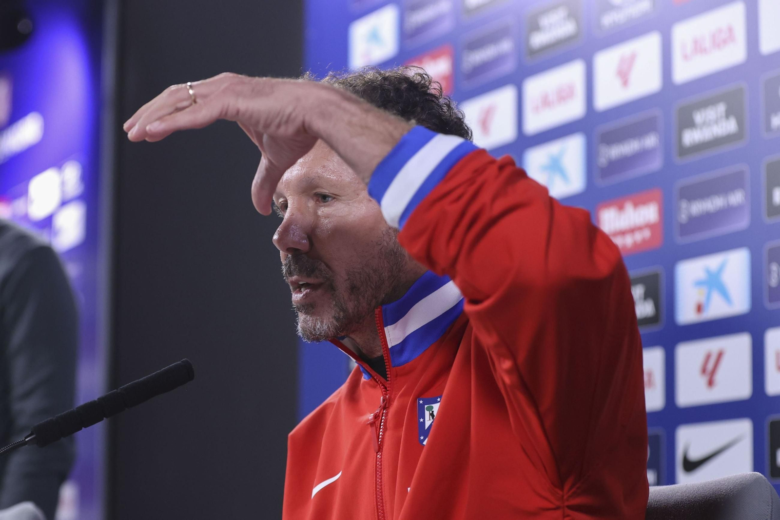 Simeone se expresa durante la rueda de prensa previa al Atlético-Sevilla.