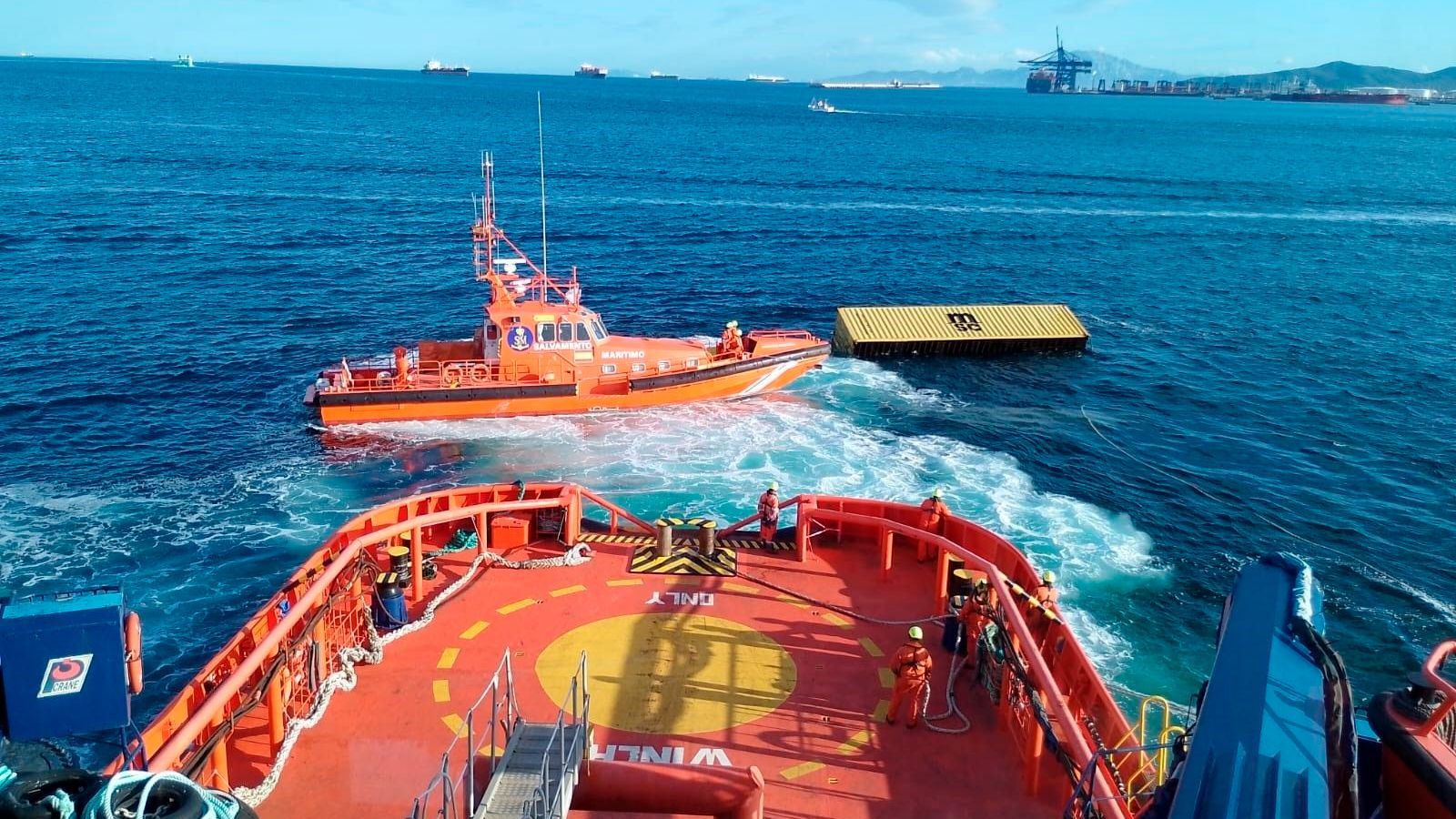 La 'Salvamar Denébola' y el buque 'Luz de Mar' en operaciones para recuperar el contenedor a la deriva localizado frente a las costas del Campo de Gibraltar.