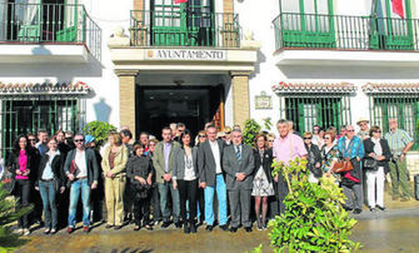 Acto de hermanamiento, ayer, a las puertas del Ayuntamiento de Torrox.