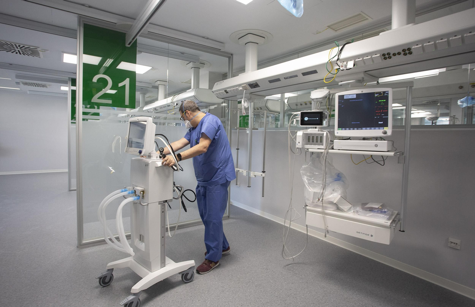 Las imágenes de la visita al interior del Hospital Militar de Sevilla