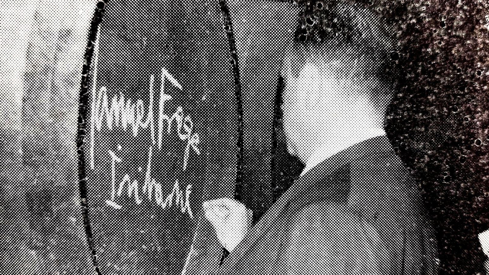 Manuel Fraga Iribarne firma una bota en una bodega jerezana, 1969.