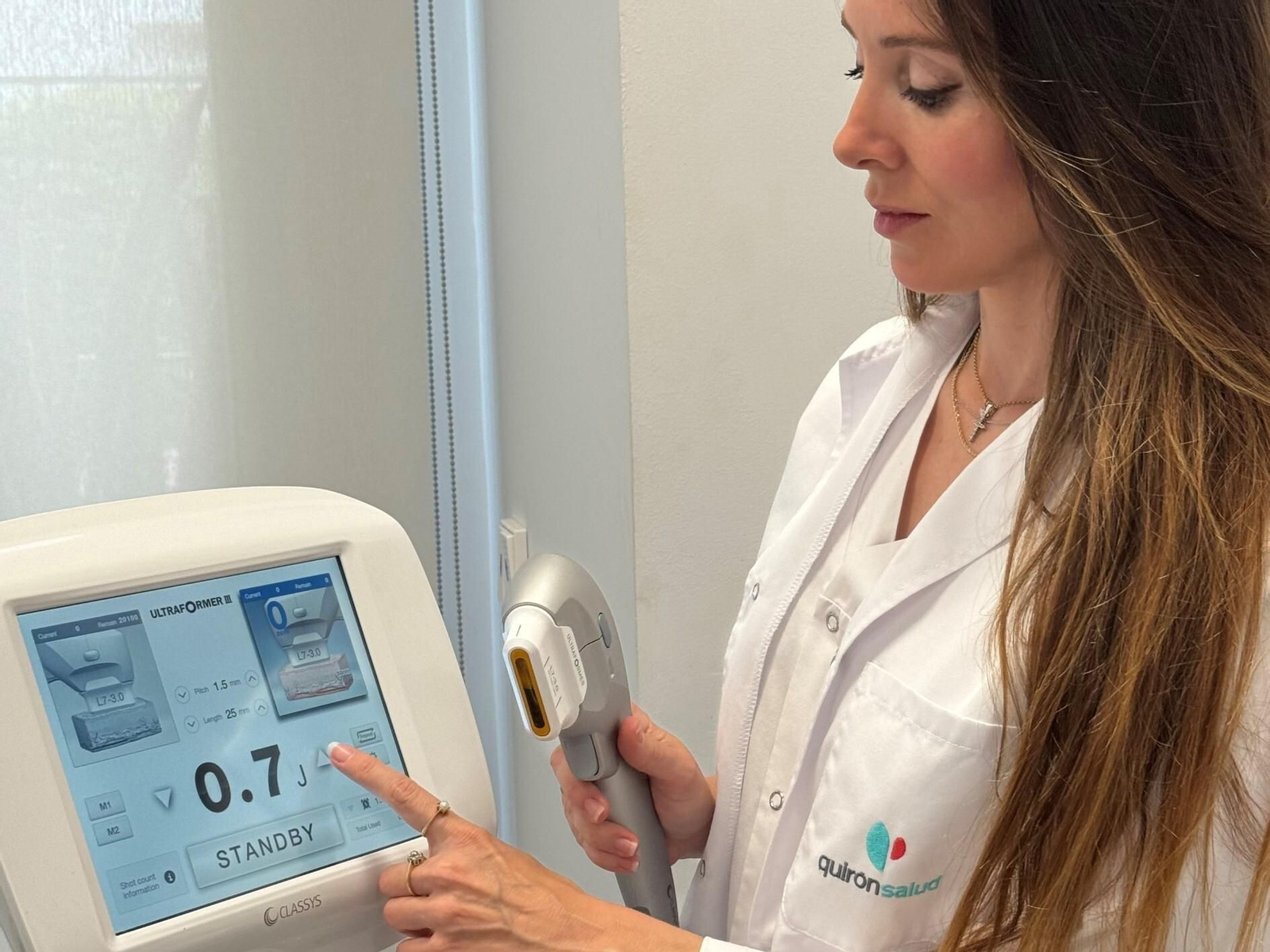 Una máquina de tratamiento de ultrasonido de alta intensidad para el rejuvenecimiento facial.
