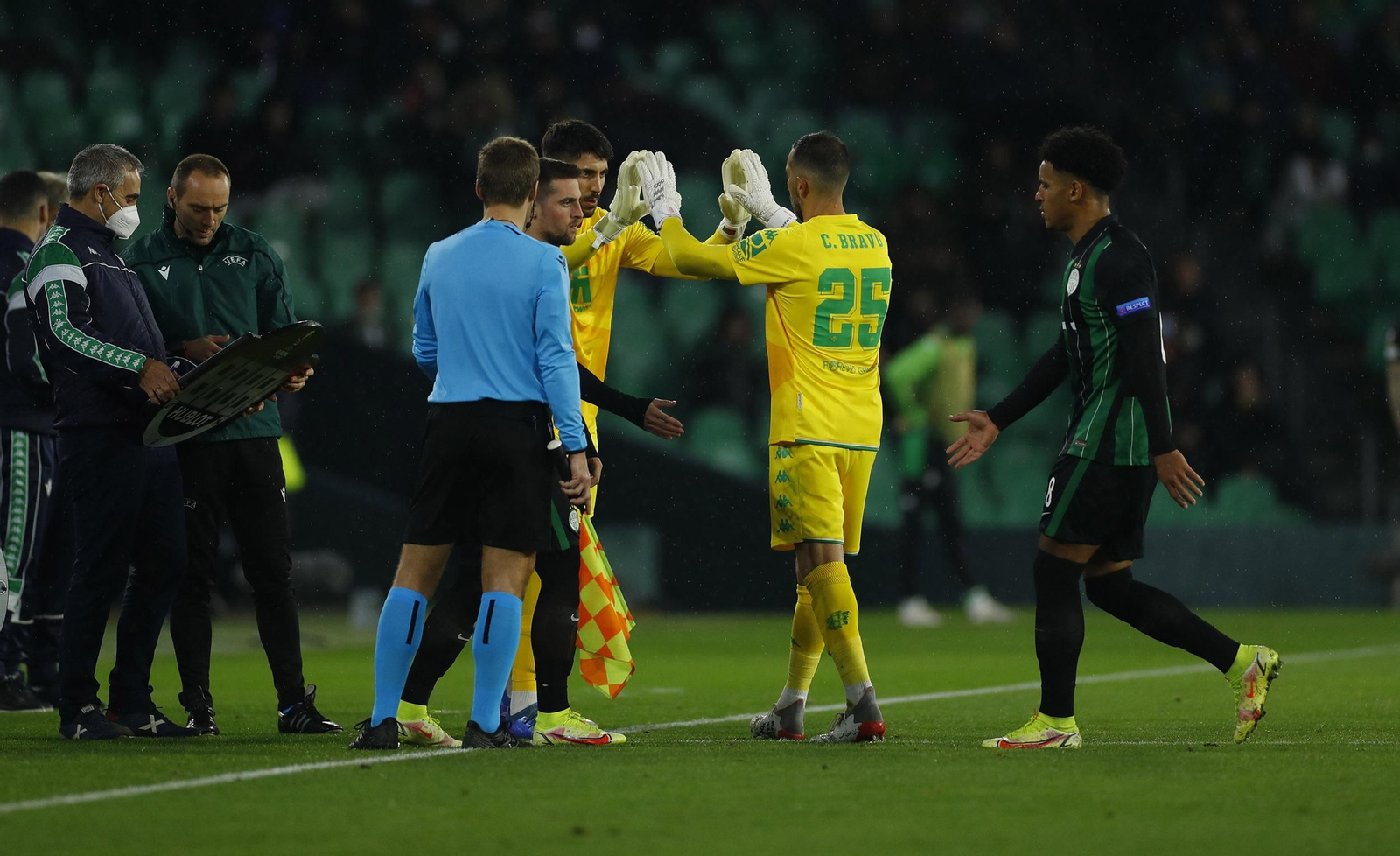 Claudio Bravo abandona el partido por molestias.