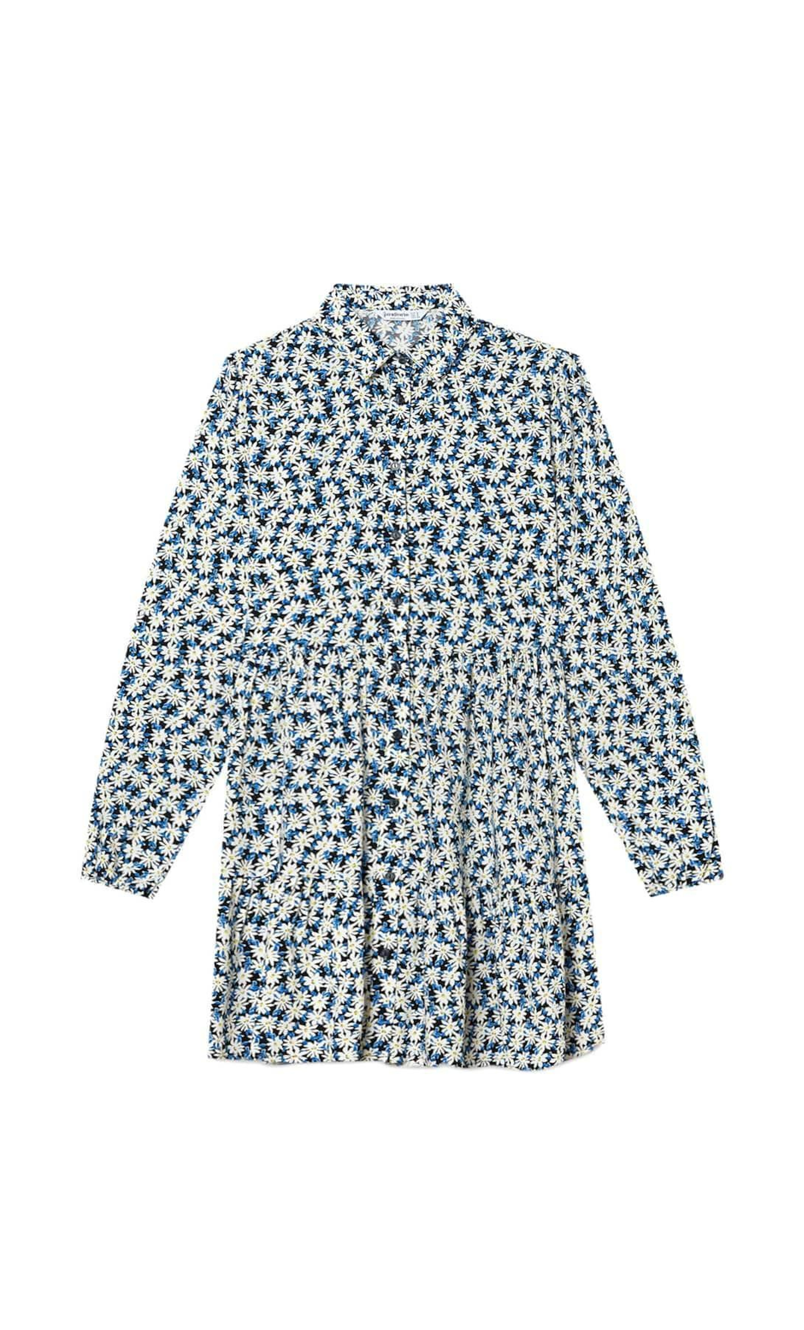 Vestido camisero con estampado de margaritas de Stradivarius.