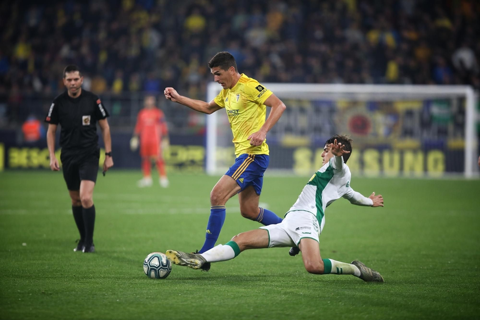 Trujillo Suárez, atento a una acción entre Garrido y un jugador del Elche.