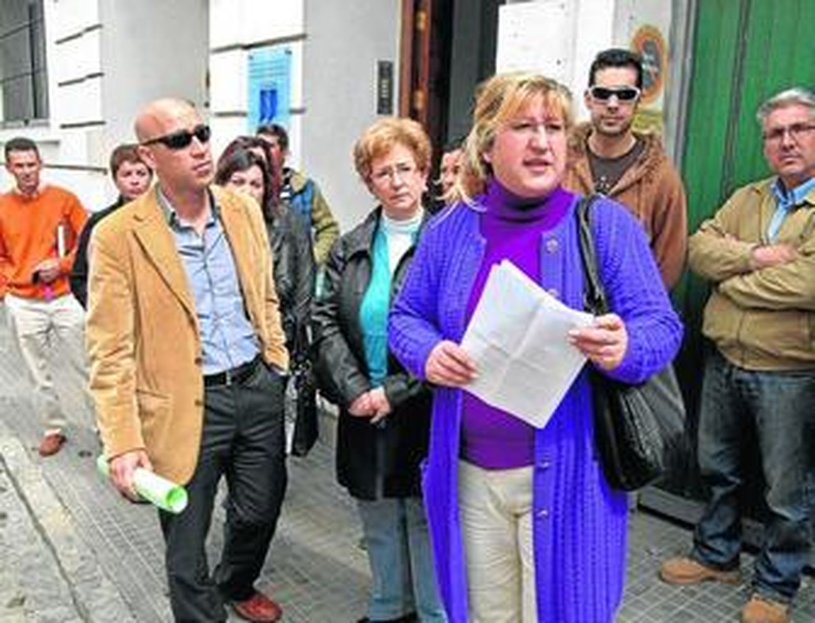 La candidata del PVRE, Marisol Ayala, con representantes de la agrupación, ayer antes de entrar en Notaría.