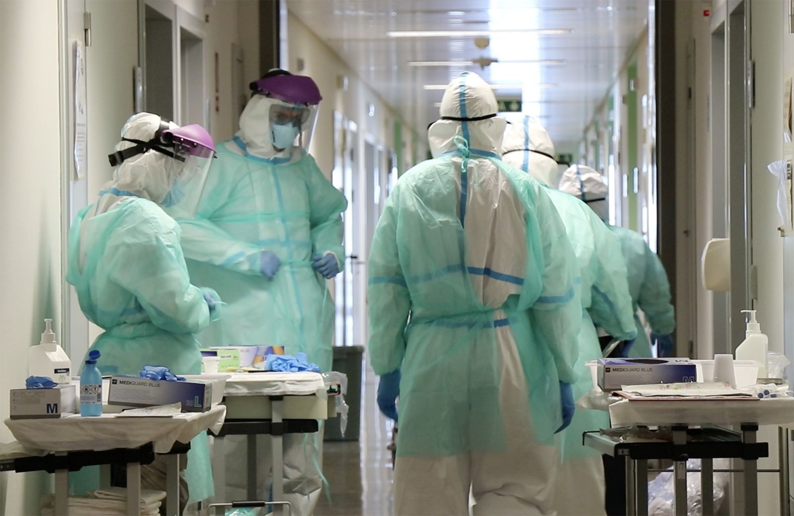 Trabajadores sanitarios en un hospital.